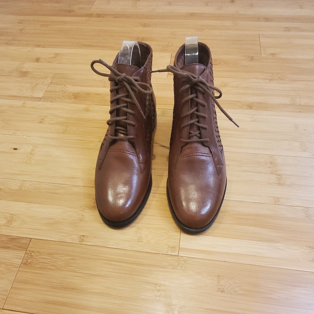 Trotters  vintage style Leather Ankle Booties